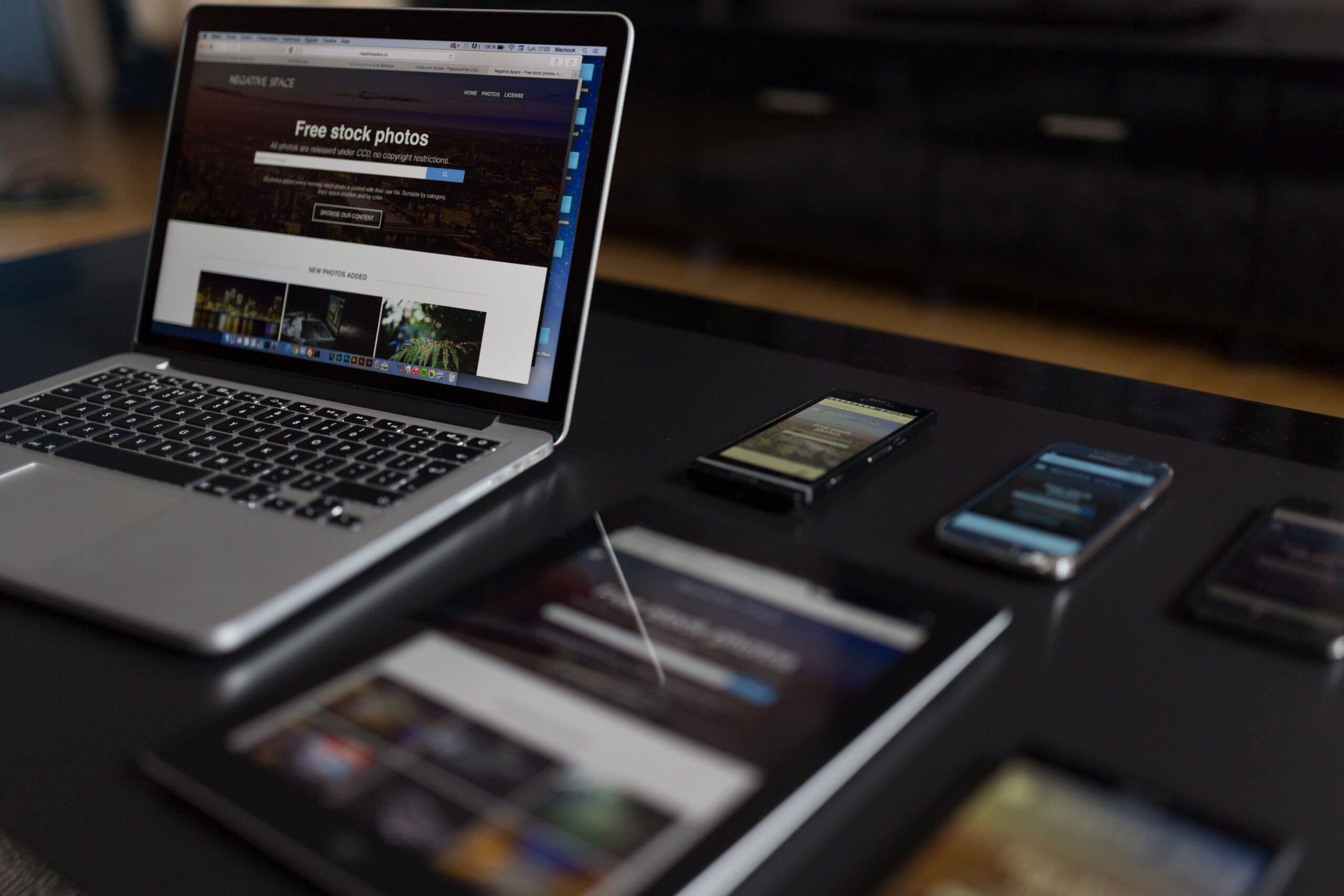 Praca A contemporary workspace showcasing a laptop, tablet, and smartphones, ideal for tech and freelance use.